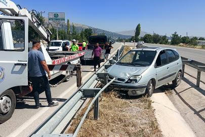 Bariyerlerin arasına giren otomobildeki 6 kişi yaralandı