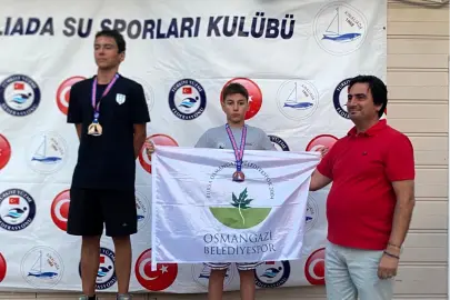 Osmangazi’nin genç yüzücüleri kürsüyü bırakmadı