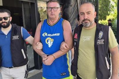 Antalya’da skandal! İngiliz turist Türk bayrağına tükürdü, tutuklandı