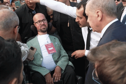 Cumhurbaşkanı Erdoğan'ın otobüsü durdurup yanına gittiği engelli genç anlattı: Benim için unutulmaz bir dakikaydı
