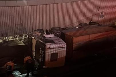 İBB'ye bağlı asfalt kamyonu alt geçide düştü: Yol çift yönlü trafiğe kapatıldı
