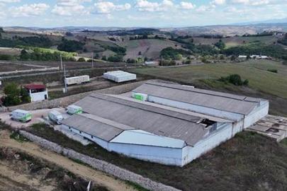 Kocaeli'de çürümeye bırakılan Ahbap deposundaki yardım malzemeleri görüntülendi