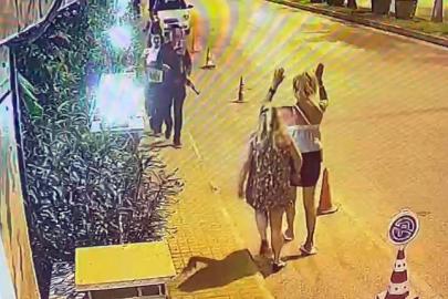 Oyuncak tüfekle sokakta dolaşınca gözaltına alındı